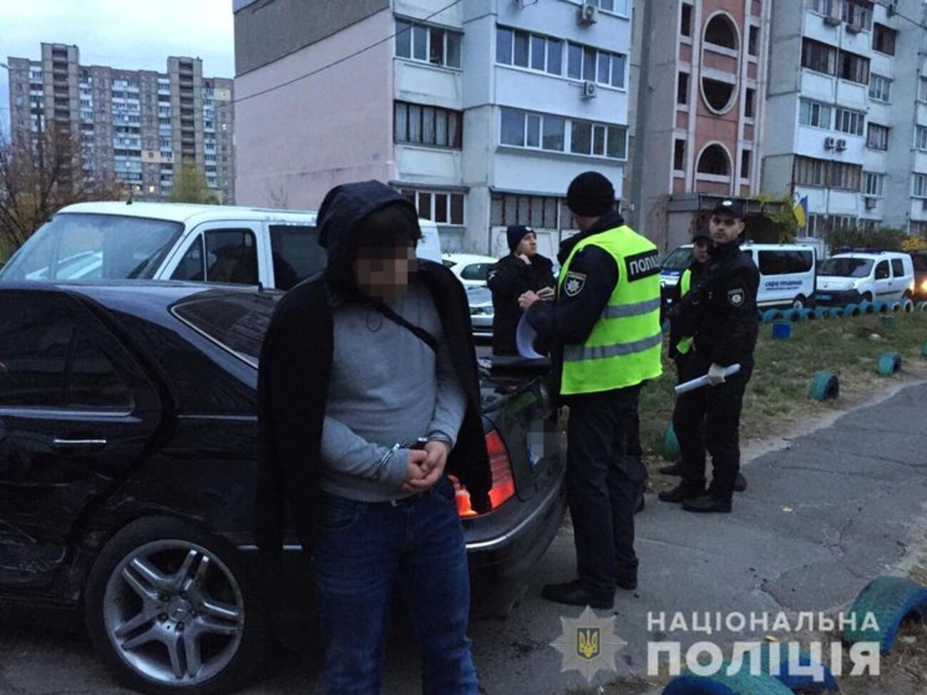 Під час проведення обшуків за місцем проживання фігурантів у них вилучили кілька одиниць зброї, відмички і ключі для вчинення грабежів, ювелірні вироби, столові прилади, годинники, телефони
