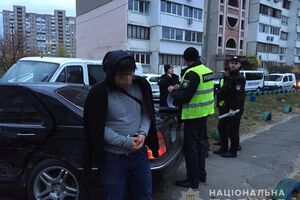 Під час проведення обшуків за місцем проживання фігурантів у них вилучили кілька одиниць зброї, відмички і ключі для вчинення грабежів, ювелірні вироби, столові прилади, годинники, телефони