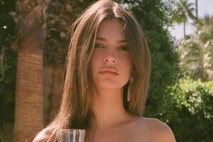 Ратаковськи оголила груди