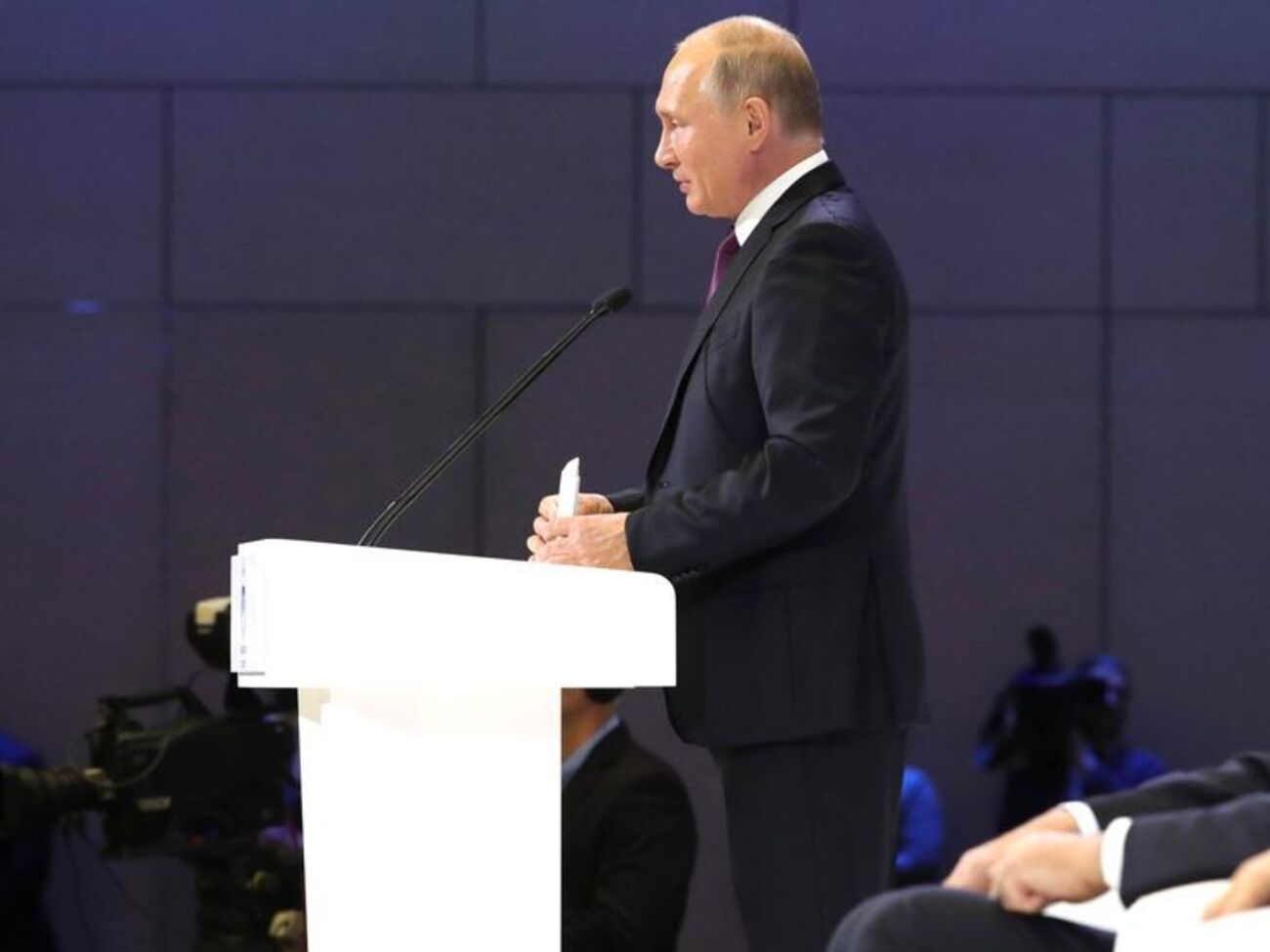 Путин: Для наших соотечественников по политическим мотивам устанавливаются запреты на профессии