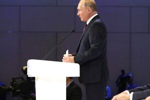 Путин: Для наших соотечественников по политическим мотивам устанавливаются запреты на профессии