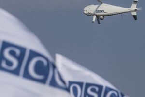 Недалеко от места падения дрона представители СММ обнаружили многочисленные следы от колес, но никаких обломков найти не удалось
