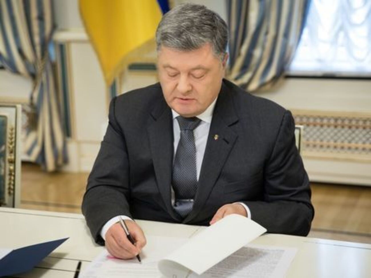 Порошенко підписав закон 31 жовтня
