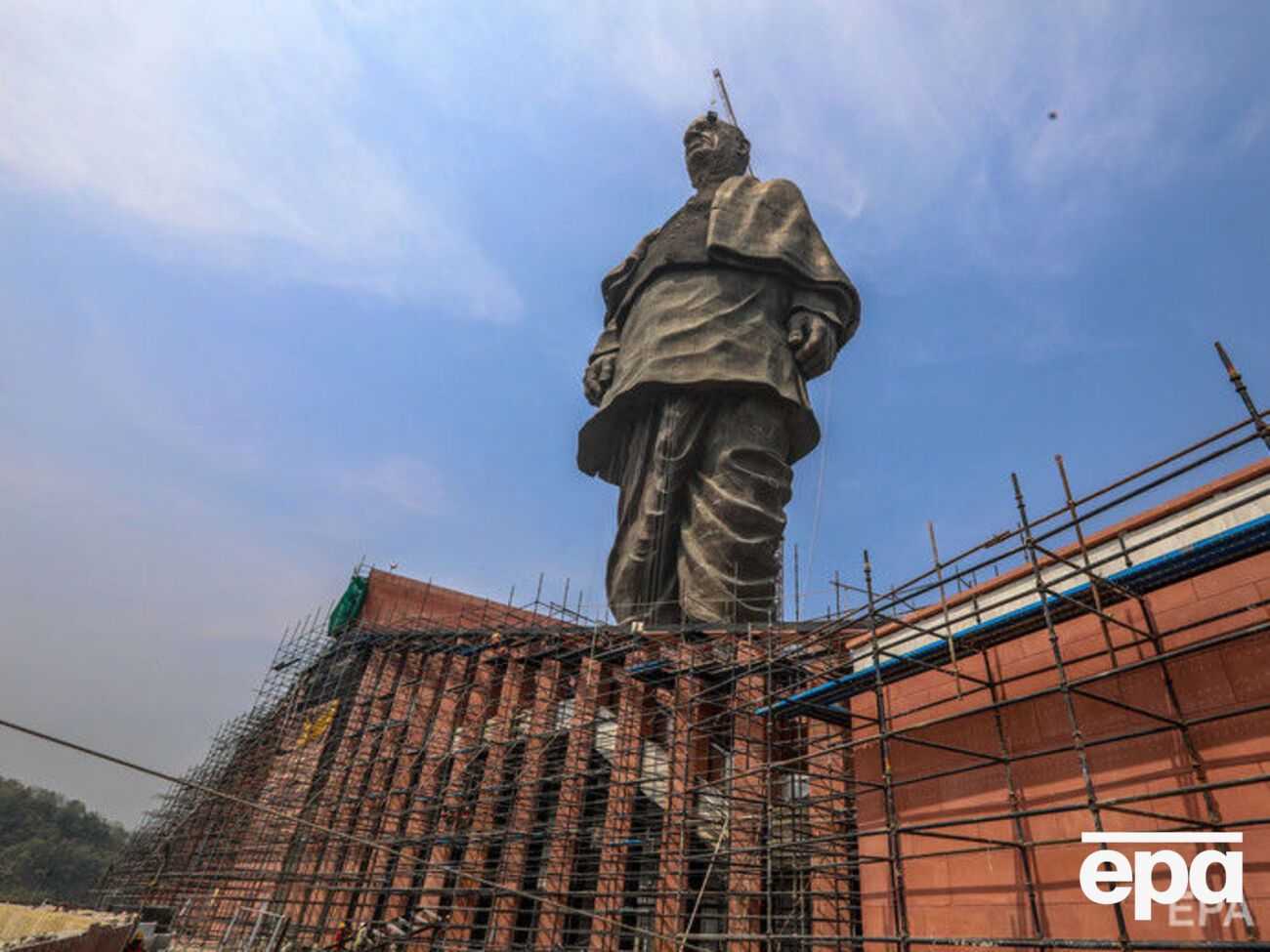 Памятник изображает одного из учеников Ганди Виллабхаи Пателя
