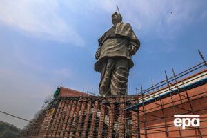 Памятник изображает одного из учеников Ганди Виллабхаи Пателя