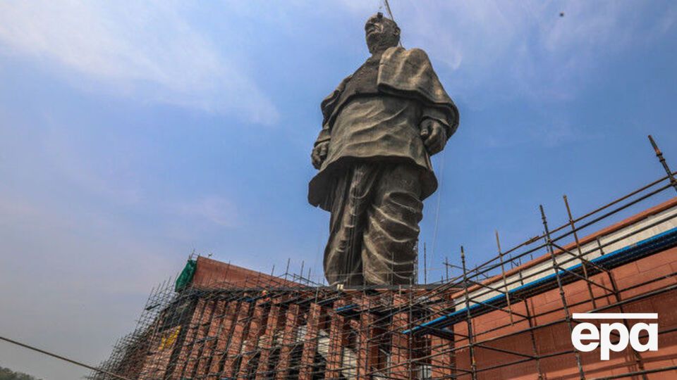 Пам'ятник зображує одного з учнів Ганді Виллабхаї Пателя