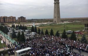 По данным журналистки Лизы Фохт, под парламентом Ингушетии собрались противники передачи земли Чечне
