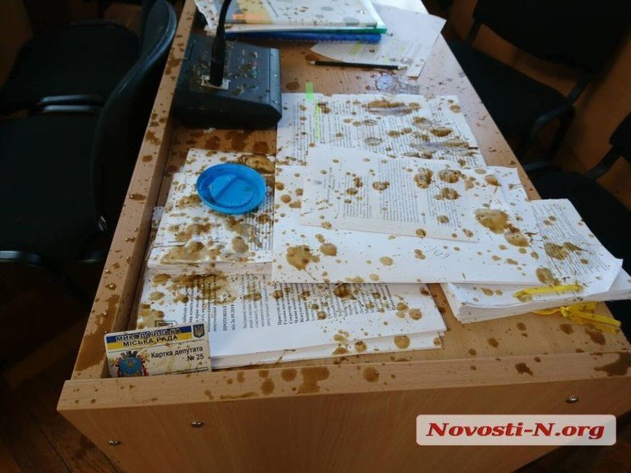 Фекалии попали на депутатов Николаевского горсовета, их рабочие места, документацию и личные вещи