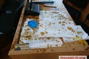 Фекалии попали на депутатов Николаевского горсовета, их рабочие места, документацию и личные вещи