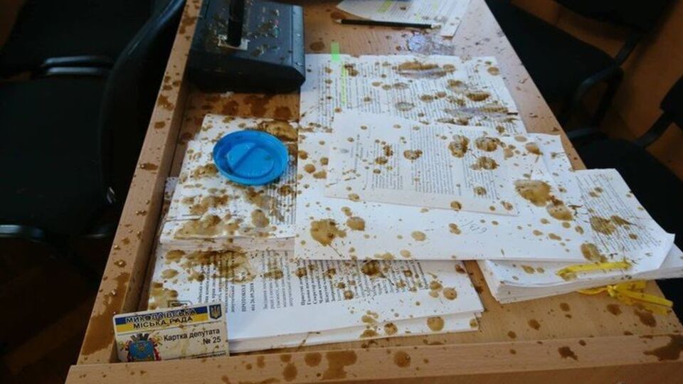 Фекалии попали на депутатов Николаевского горсовета, их рабочие места, документацию и личные вещи