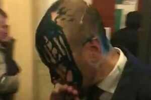 Гусовский попал в больницу после обливания зеленкой