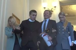 Тимошенко несколько раз отказывалась отвечать на вопросы журналиста "Радіо Свобода" о контактах с Пинчуком