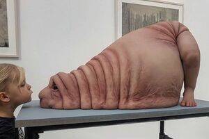 Новый "Ждун" похож на лежащую собаку с человеческими ногами