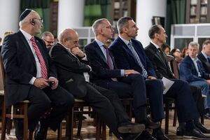 Премьеру также посетили председатель совета директоров Genesis Philanthropy Group Геннадий Газин и режиссер фильма Борис Мафцир