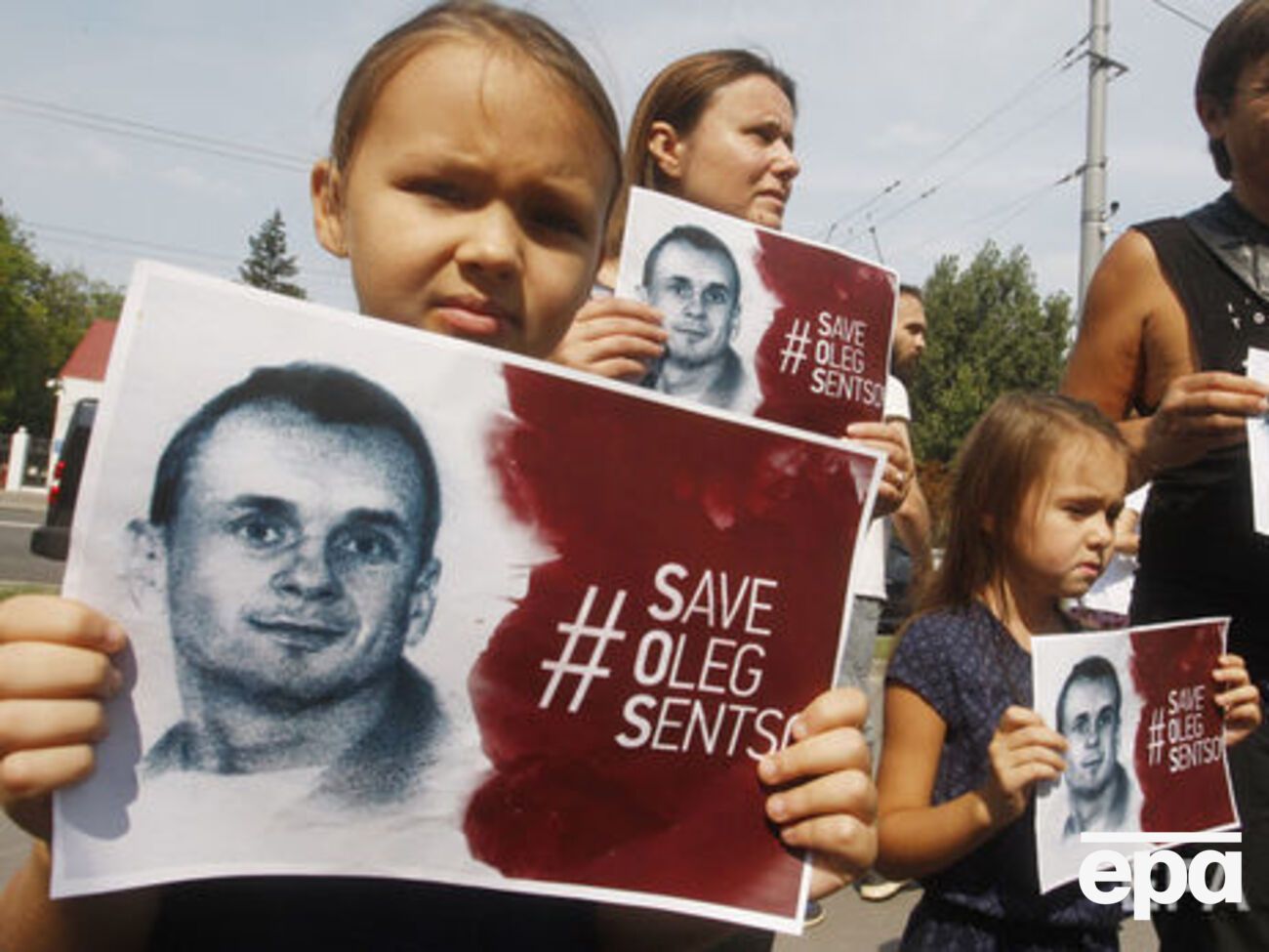 14 мая Сенцов объявил бессрочную голодовку с требованием освободить 64 украинских политзаключенных