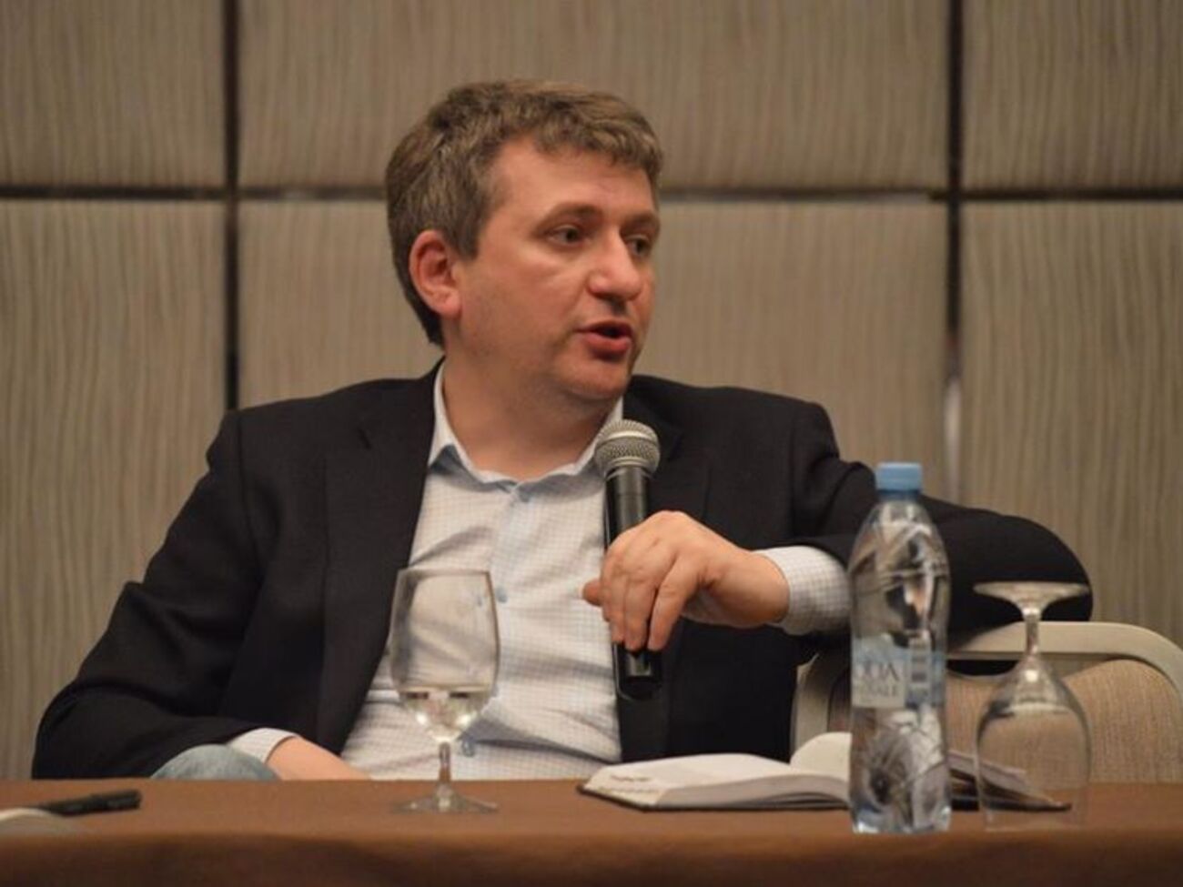 Из Украины валят миллионами, потому что одним языком сыт не будешь, а томос детям нормальное образование не даст