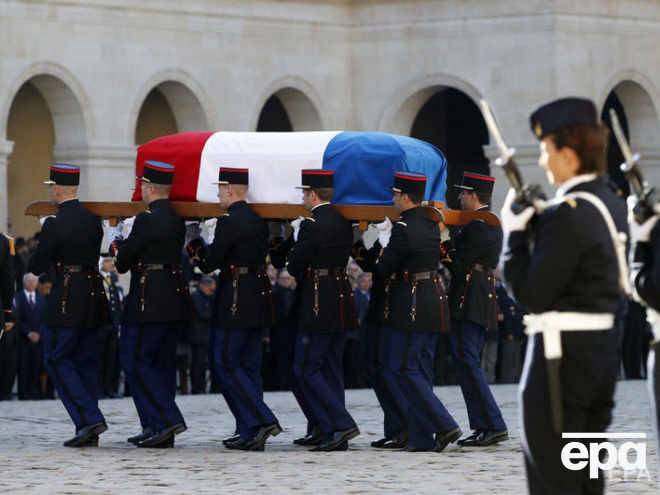 Во Франции прощаются с Азнавуром. Фоторепортаж