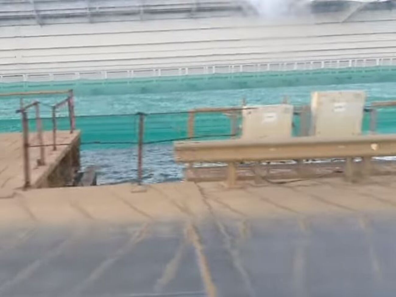 Угодивший в воду пролет моста "спрятали"