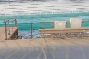 Угодивший в воду пролет моста "спрятали"
