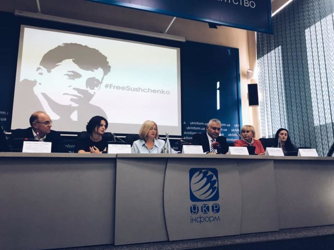 Общественный защитник Сущенко Марк Фейгин подтвердил, что журналист все переживает очень тяжело