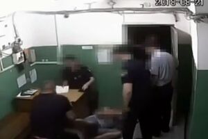 Поліцейські били пасажирів ногами, руками, а також підручними засобами