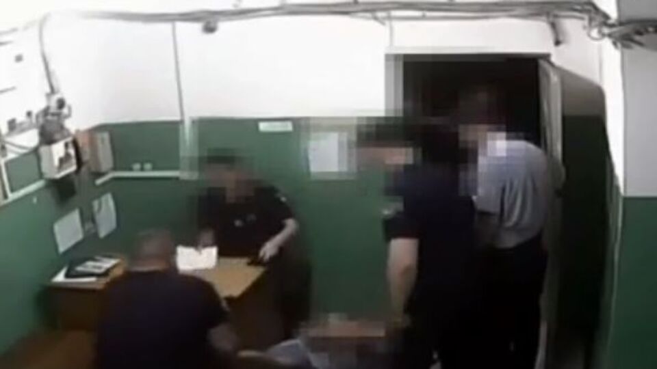 Поліцейські били пасажирів ногами, руками, а також підручними засобами