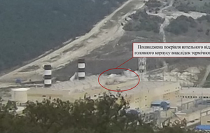 На даху одного з виробничих приміщень Балаклавської ТЕС видно руйнування