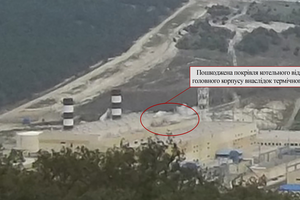 На даху одного з виробничих приміщень Балаклавської ТЕС видно руйнування