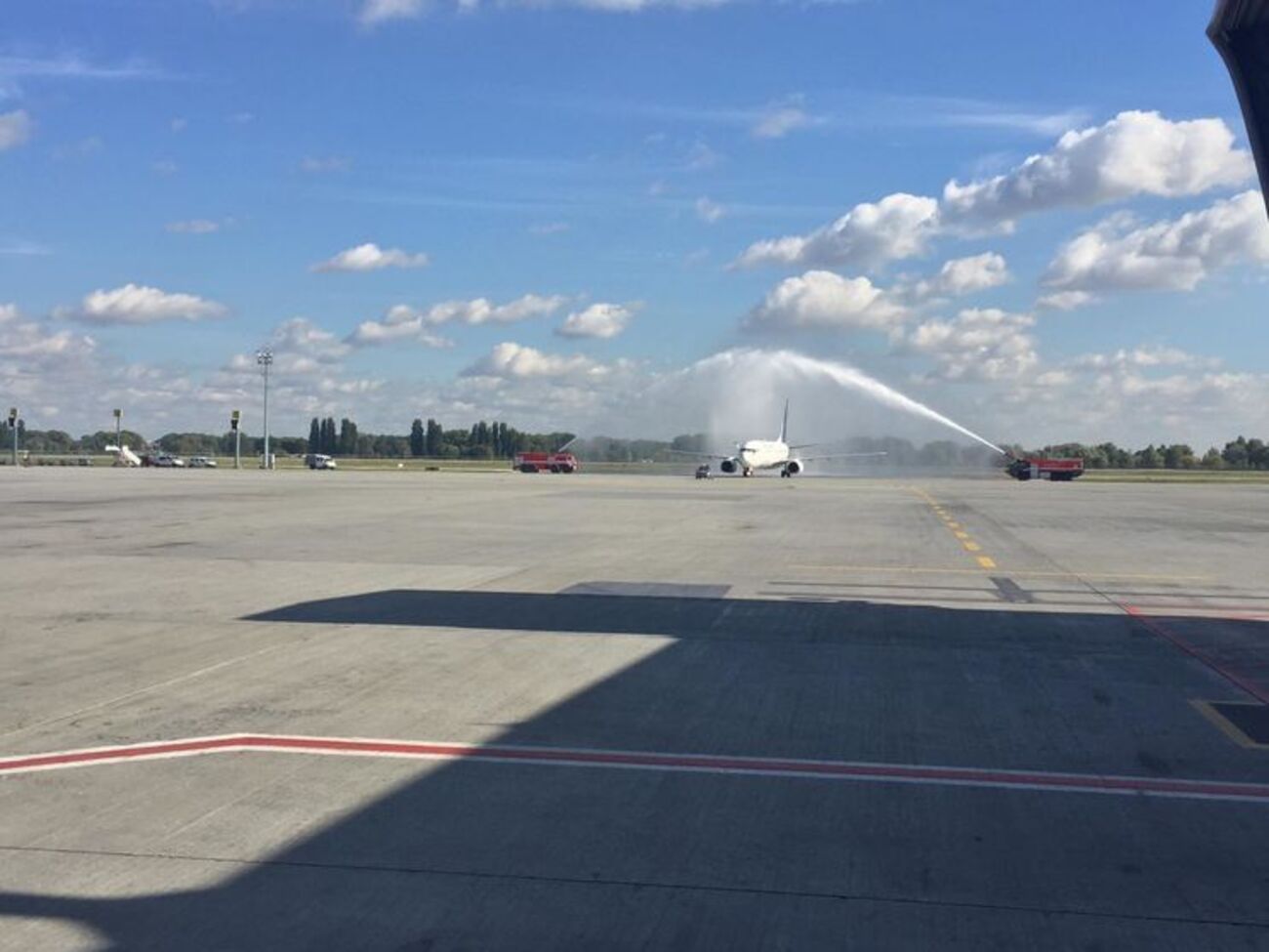 Boeing 737-800 в Борисполе встретили водяным салютом
