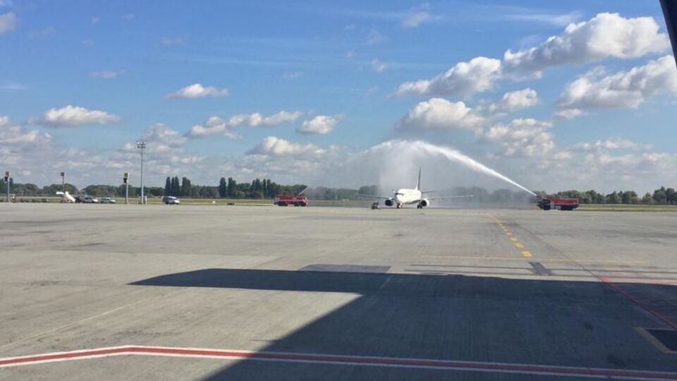 Boeing 737-800 в Борисполе встретили водяным салютом