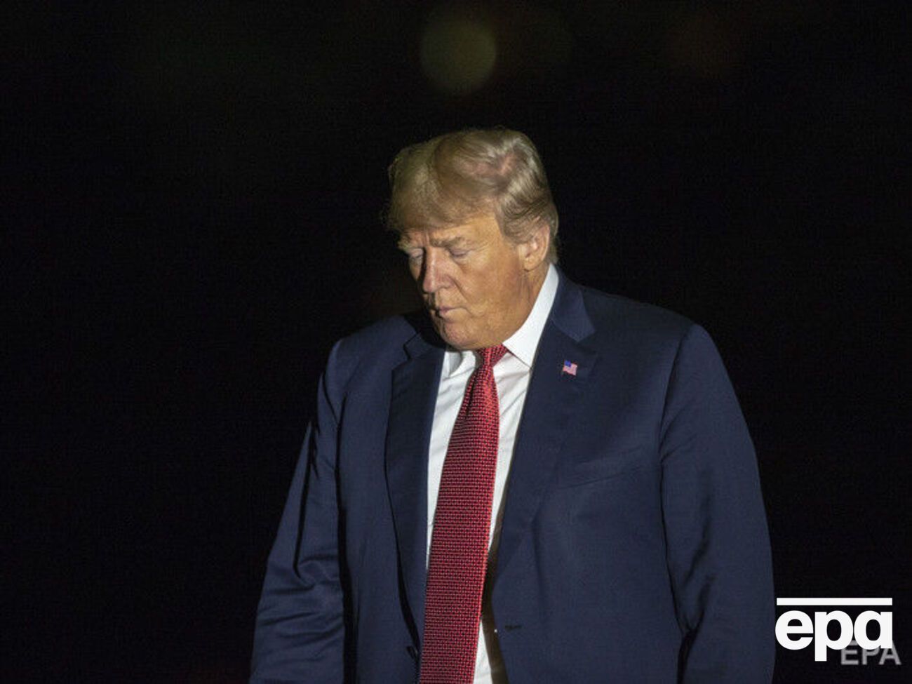 Пользователи сети предположили, что к ботинку Трампа прилип кусок туалетной бумаги