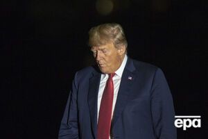 Пользователи сети предположили, что к ботинку Трампа прилип кусок туалетной бумаги