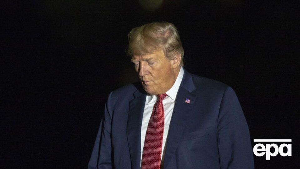 Користувачі мережі припустили, що до черевика Трампа прилип шматок туалетного паперу