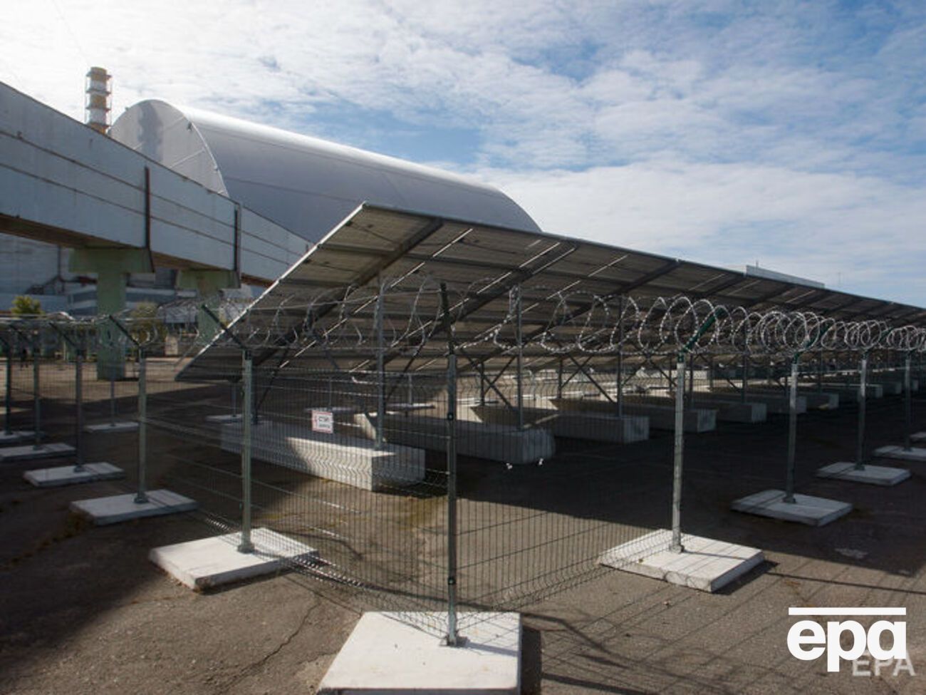 Солнечную электростанцию построили напротив саркофага, которым накрыт реактор Чернобыльской атомной станции