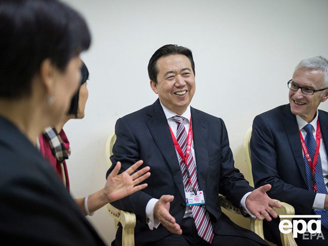 Мэн Хунвэй (в центре) пропал 29 сентября