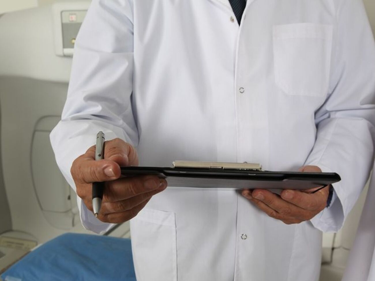 У госпитализированных повышенная температура, боли в животе, тошнота, рвота и понос