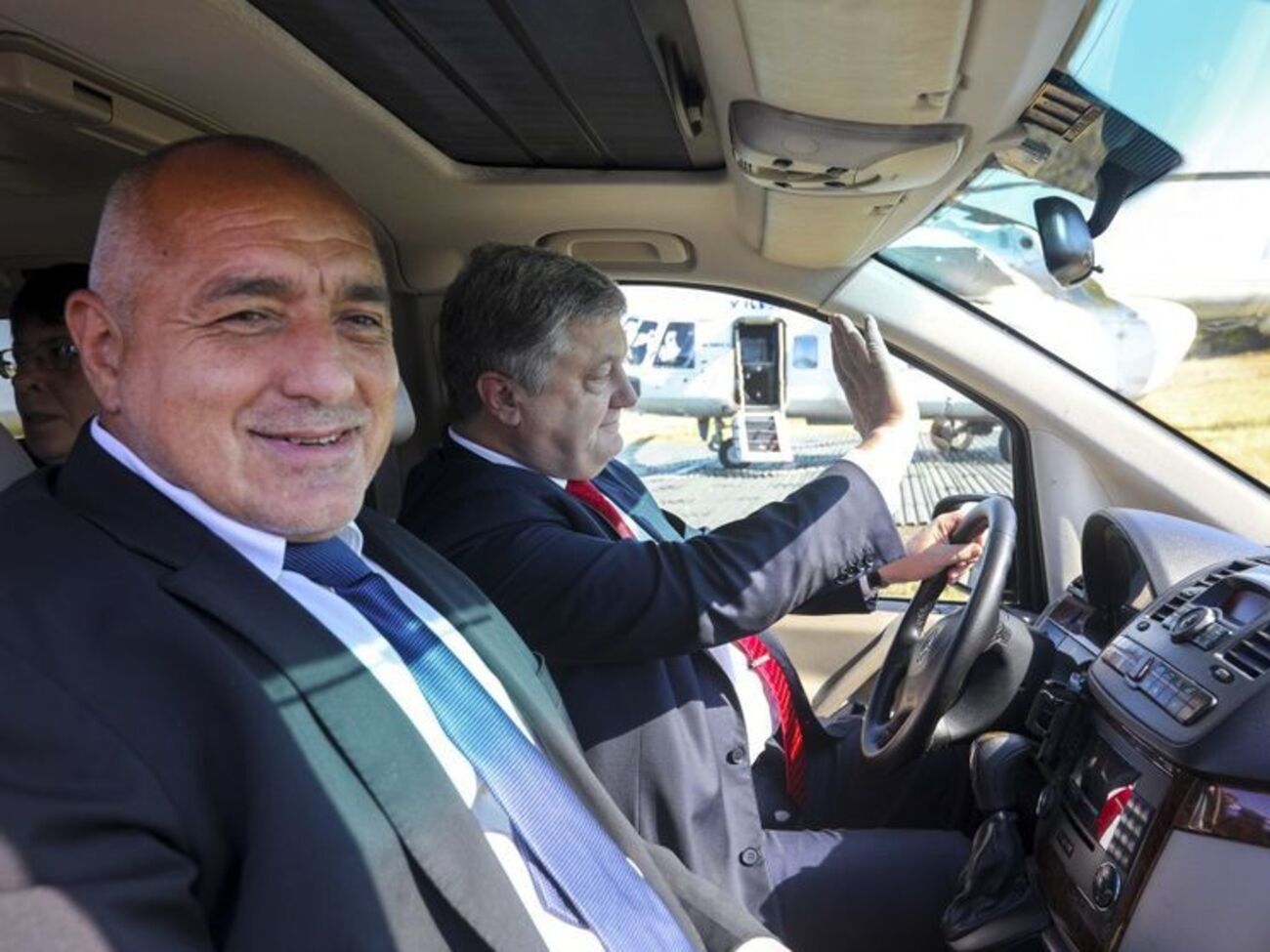 Порошенко сел за руль, а Борисов &ndash; на переднее сиденье