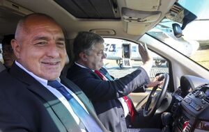 Порошенко сел за руль, а Борисов – на переднее сиденье