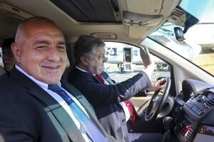 Порошенко сів за кермо, а Борисов – на переднє сидіння