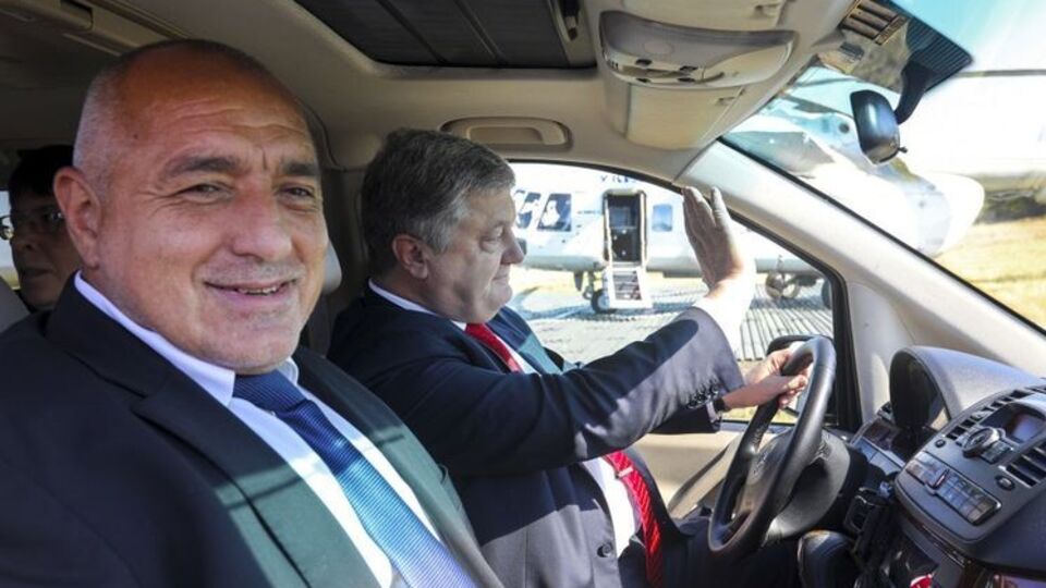 Порошенко сел за руль, а Борисов – на переднее сиденье