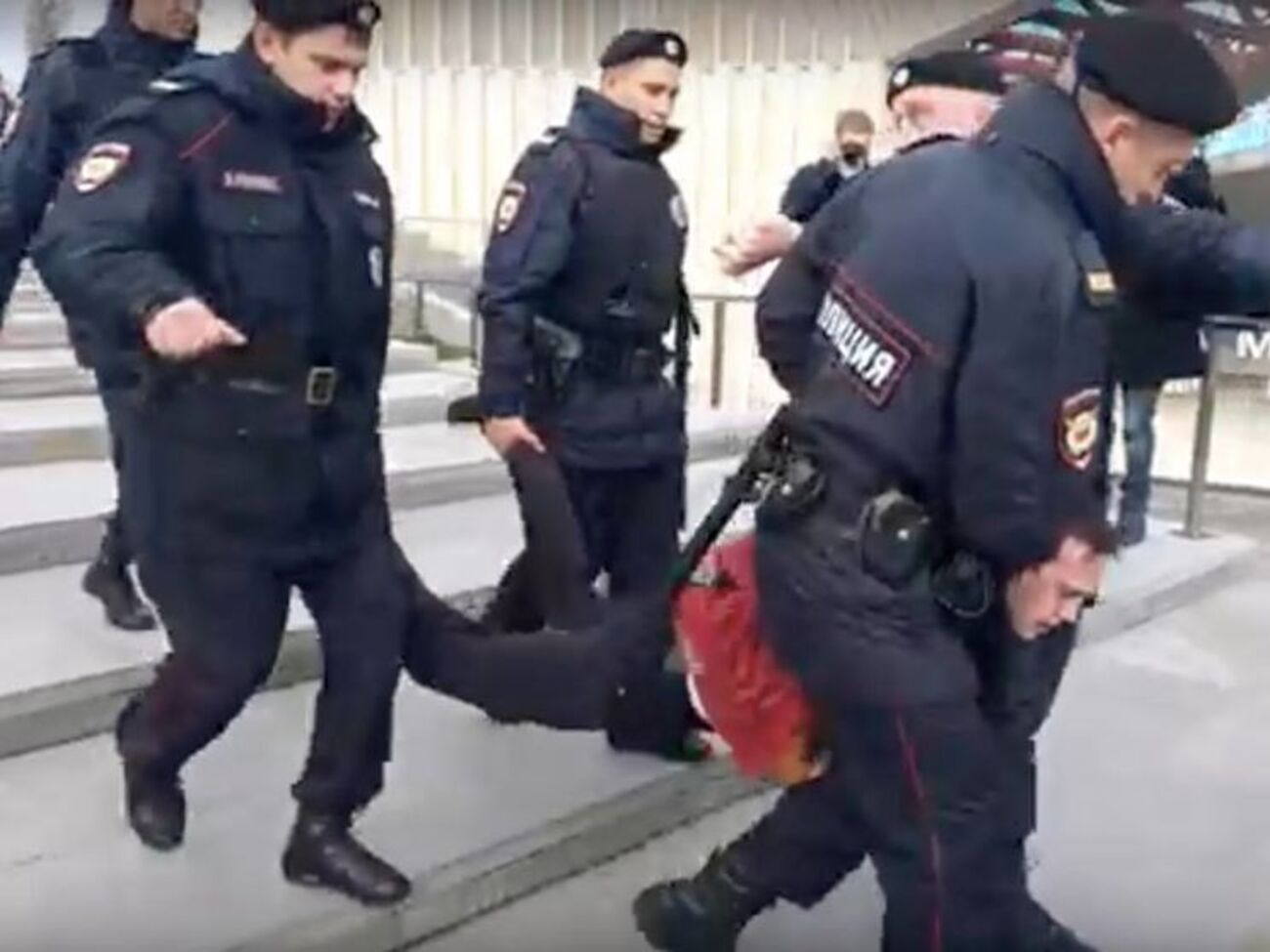 Задержанных активистов хотят обвинить в раздаче "экстремистских листовок"