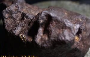 Мужчина заинтересовался камнем, который использовал в качестве подпорки двери, после просмотра репортажа о метеоритах