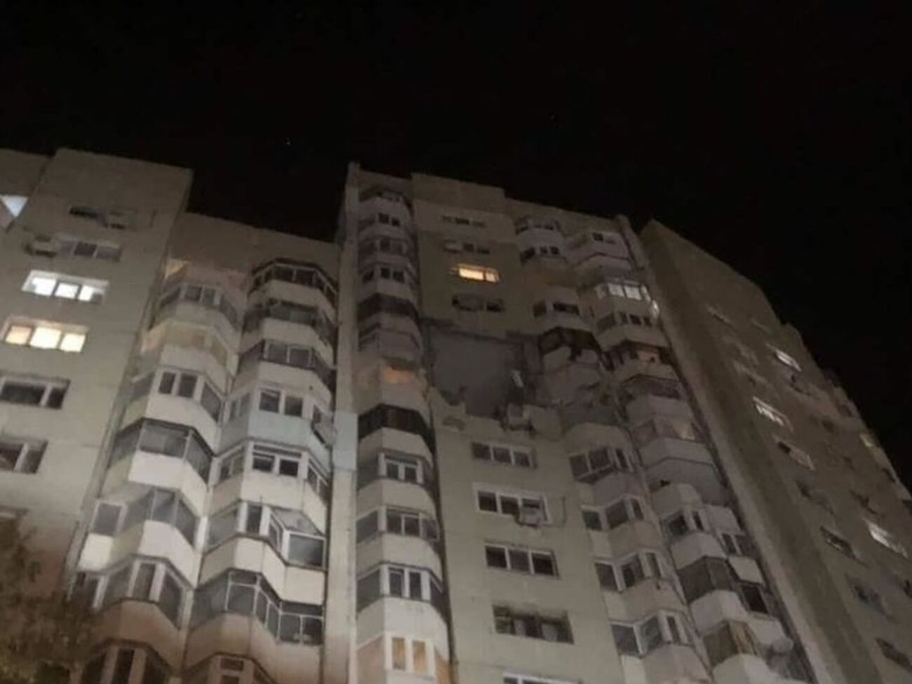 Взрывом повреждены квартиры с 14-го по 18-й этаж
