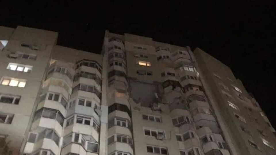 Взрывом повреждены квартиры с 14-го по 18-й этаж