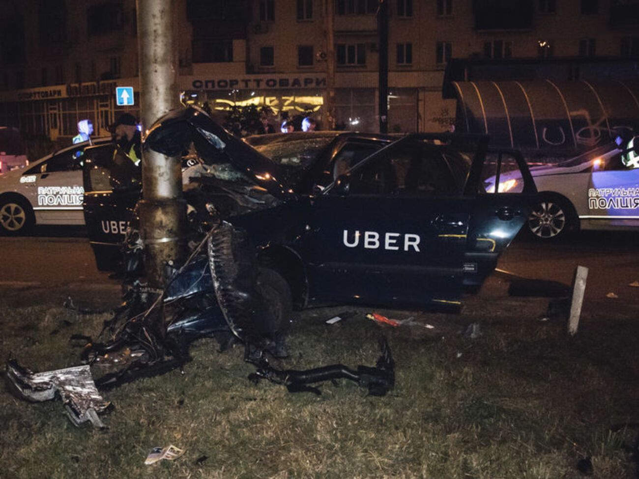 Skoda на большой скорости двигалась от Дарницкой площади в сторону метро "Черниговская"