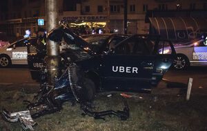 Skoda на большой скорости двигалась от Дарницкой площади в сторону метро "Черниговская"