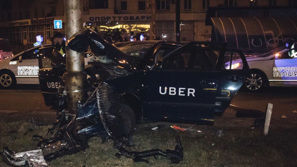 Skoda на большой скорости двигалась от Дарницкой площади в сторону метро "Черниговская"