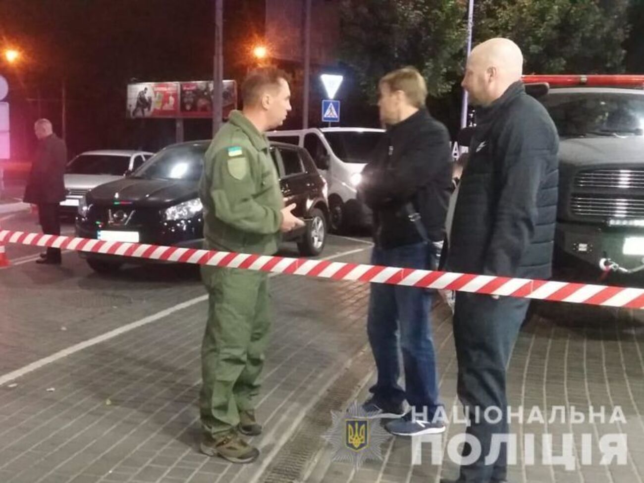 Біля заправки на Люстдорфській дорозі в Одесі двоє людей вийшли з автомобіля Volkswagen білого кольору і вистрілили у водія автомобіля Dodge
