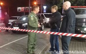 Біля заправки на Люстдорфській дорозі в Одесі двоє людей вийшли з автомобіля Volkswagen білого кольору і вистрілили у водія автомобіля Dodge