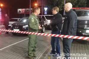 Возле заправки на Люстдорфской дороге в Одессе два человека вышли из автомобиля Volkswagen белого цвета и выстрелили в водителя автомобиля Dodge
